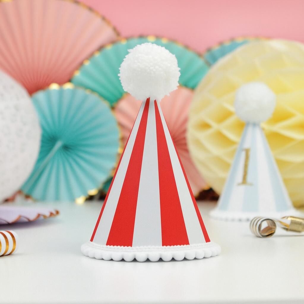 Kırmızı Çizgli Kukuleta Şapka